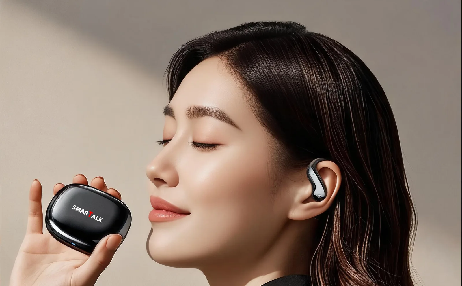 佩戴 SMARTALK-Air 手持充电盒